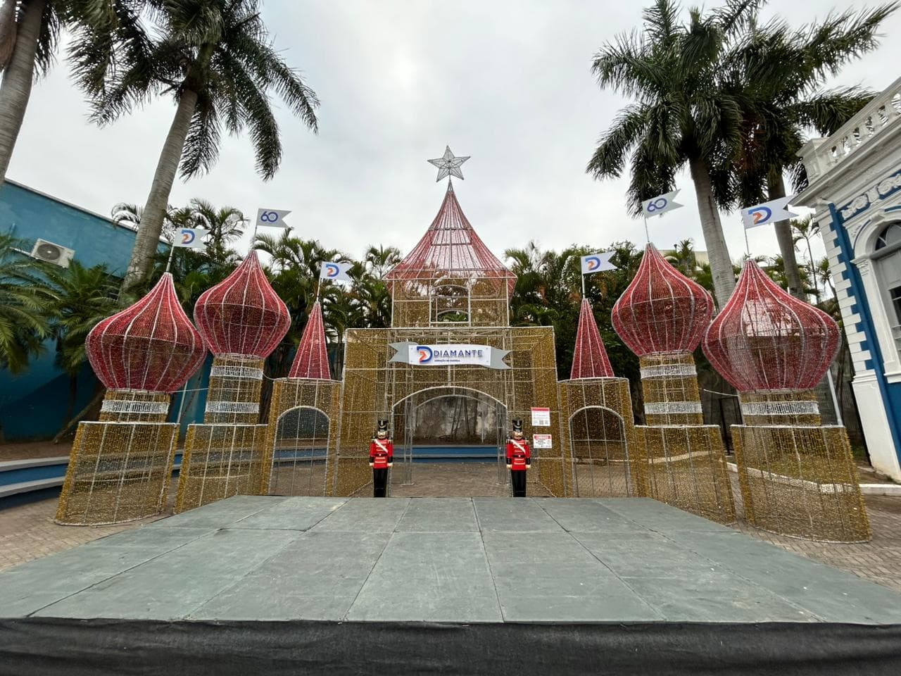 Acendimento do Castelo Diamante marca início do Natal em Tubarão neste domingo (30)