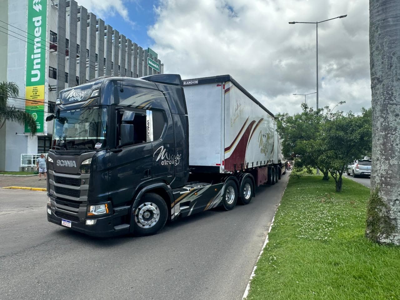 Frustração e caos: chegada do Circo Mirage causa longas filas e transtorno no trânsito de Tubarão