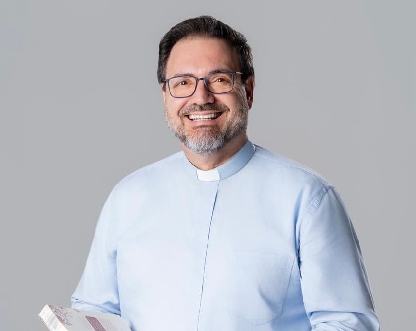 Padre Edison lança “Pétalas preciosas de Santa Teresinha”, livro de orações diárias