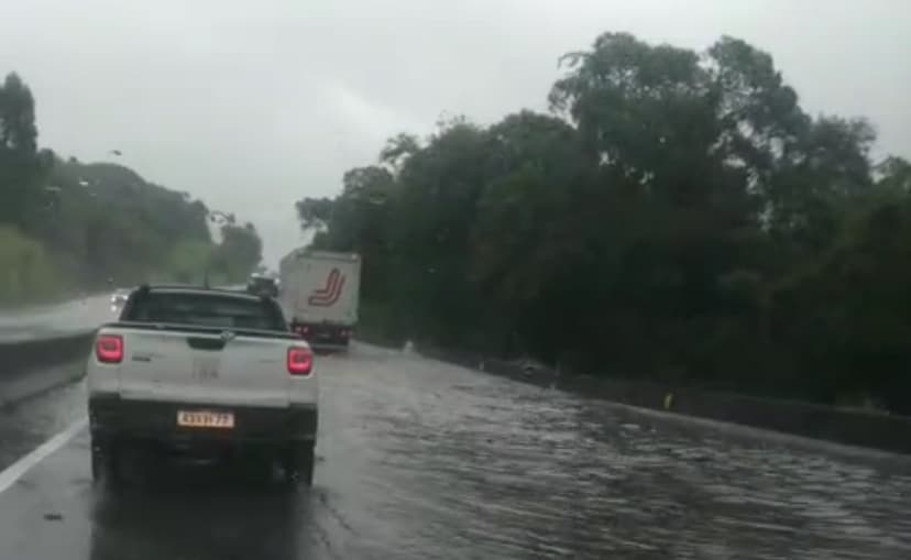 Ciclone causa alagamentos na BR-101 e queda de pedras na serra