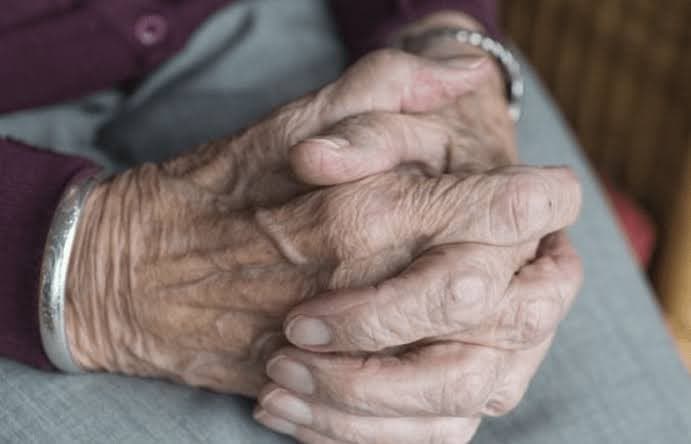 Idoso é agredido por mulher e tem dinheiro e celular roubados