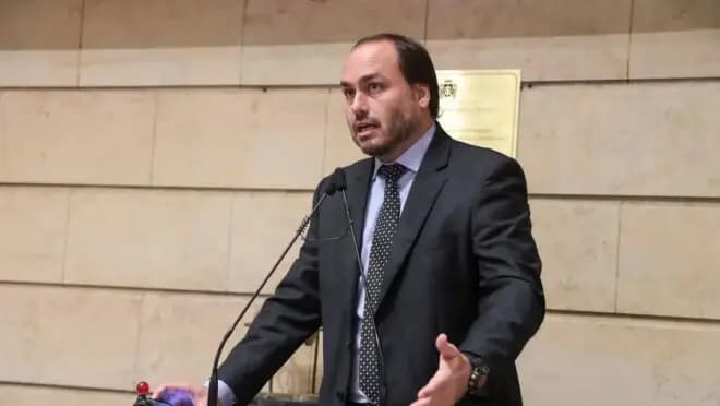 Carlos Bolsonaro renunciará ao cargo de vereador para disputar o Senado por SC