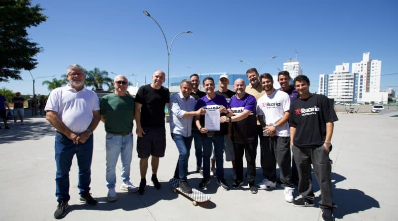 Ordem de serviço para reforma da Pista de Skate Plaza é assinada