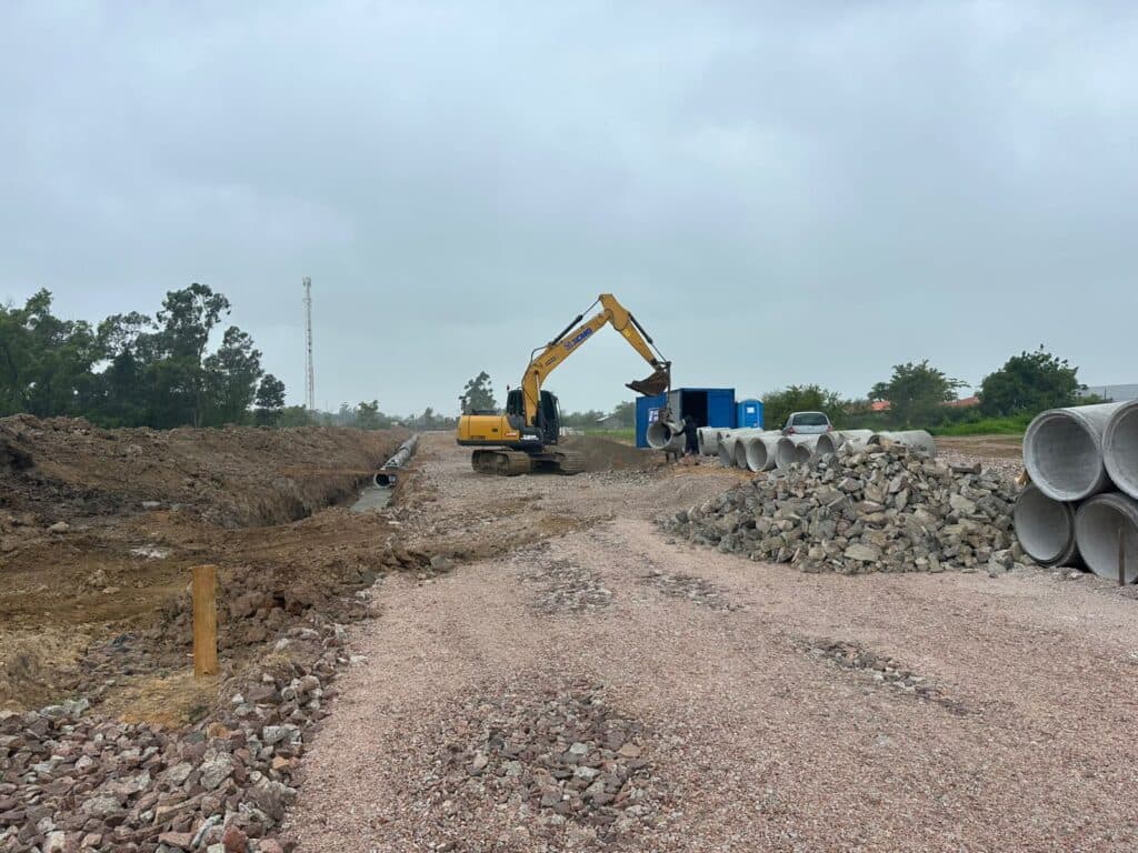 Instalação da drenagem lateral no prolongamento da avenida Pedro Zapelini está na fase de finalização