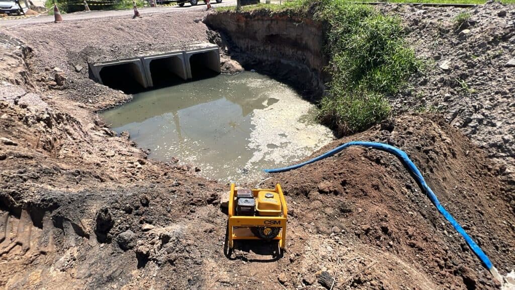 Aduelas são instaladas na Rua Aldo Hülse para auxiliar na drenagem