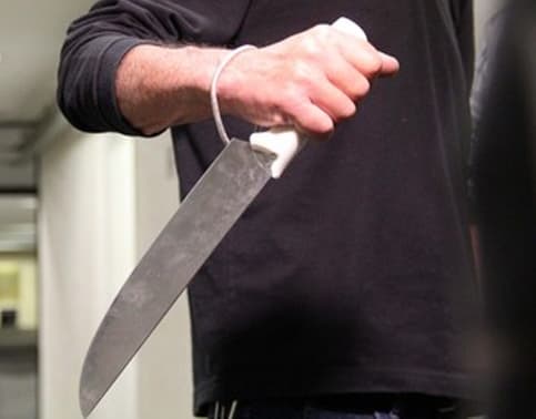 Briga por causa de maço de cigarros termina com homem golpeado com facão