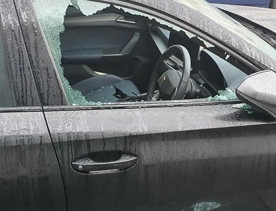 Carro estacionado perto da Pedra do Frade tem vidro quebrado e objetos furtados