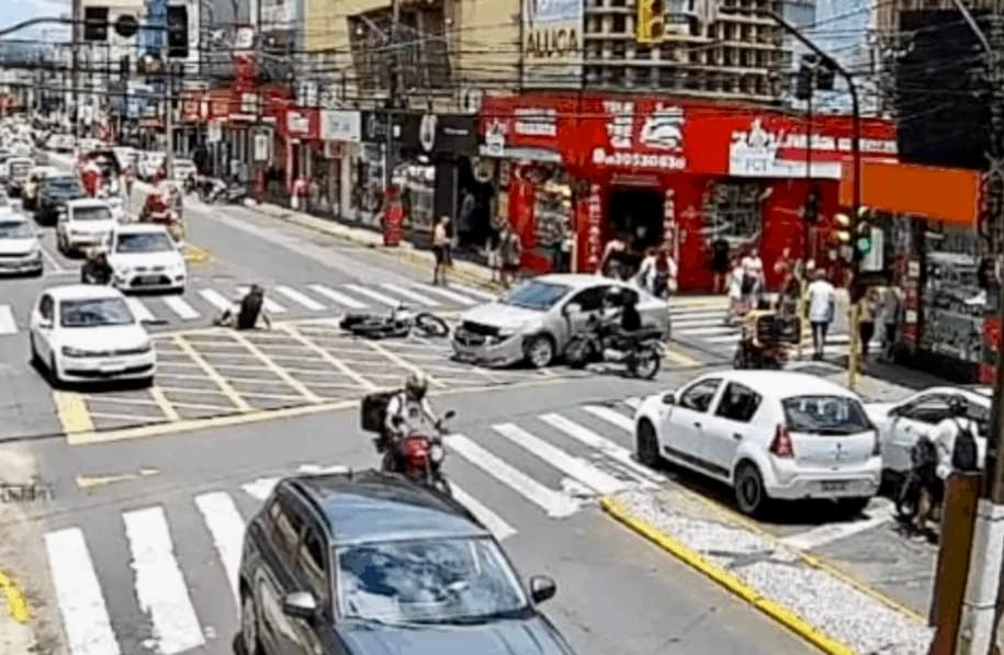 Motorista fura o sinal vermelho e bate em duas motos na principal avenida de Tubarão