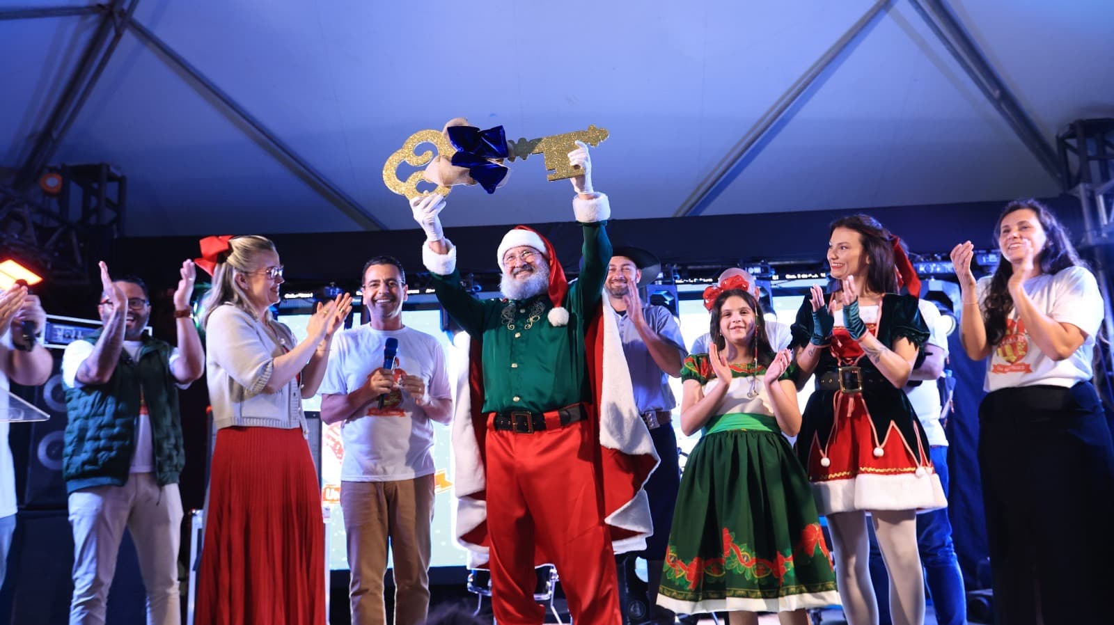 Chegada do Papai Noel encanta Tubarão e reúne milhares de pessoas