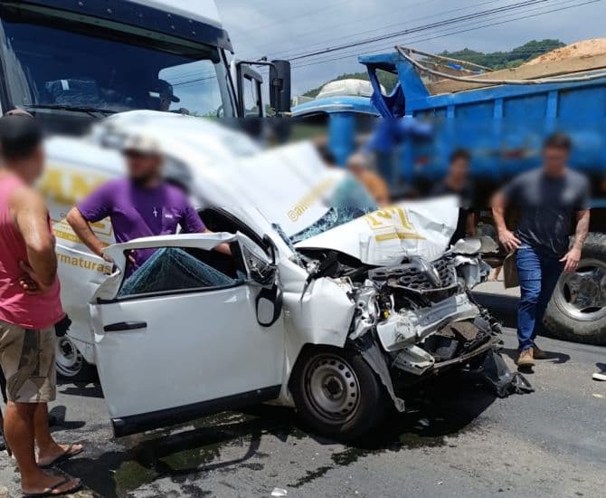 Vídeo mostra momento em que veículo de empresa de formaturas é prensado por caminhão