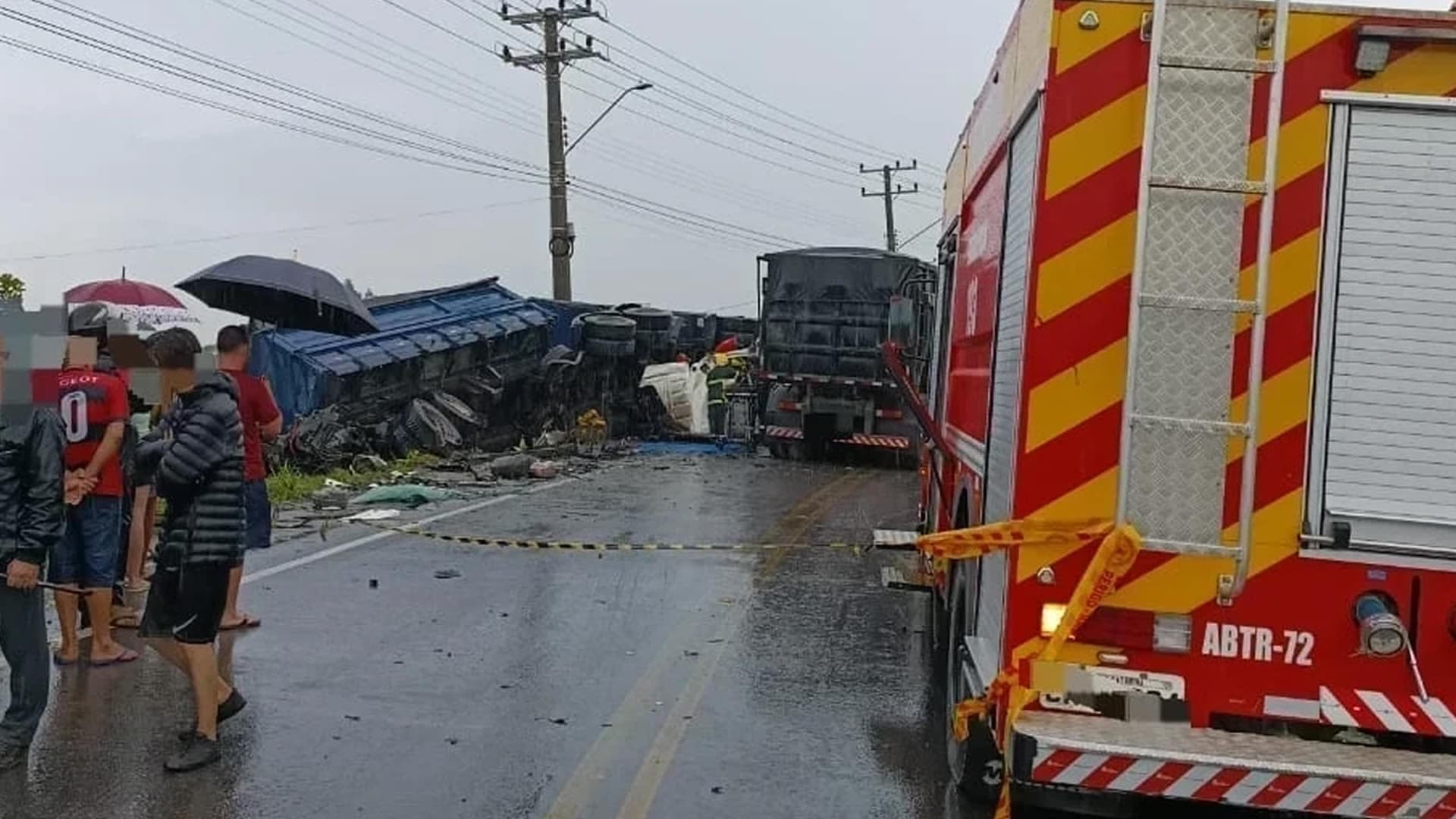 Caminhoneiro de Imbituba fica preso às ferragens em colisão na SC-443