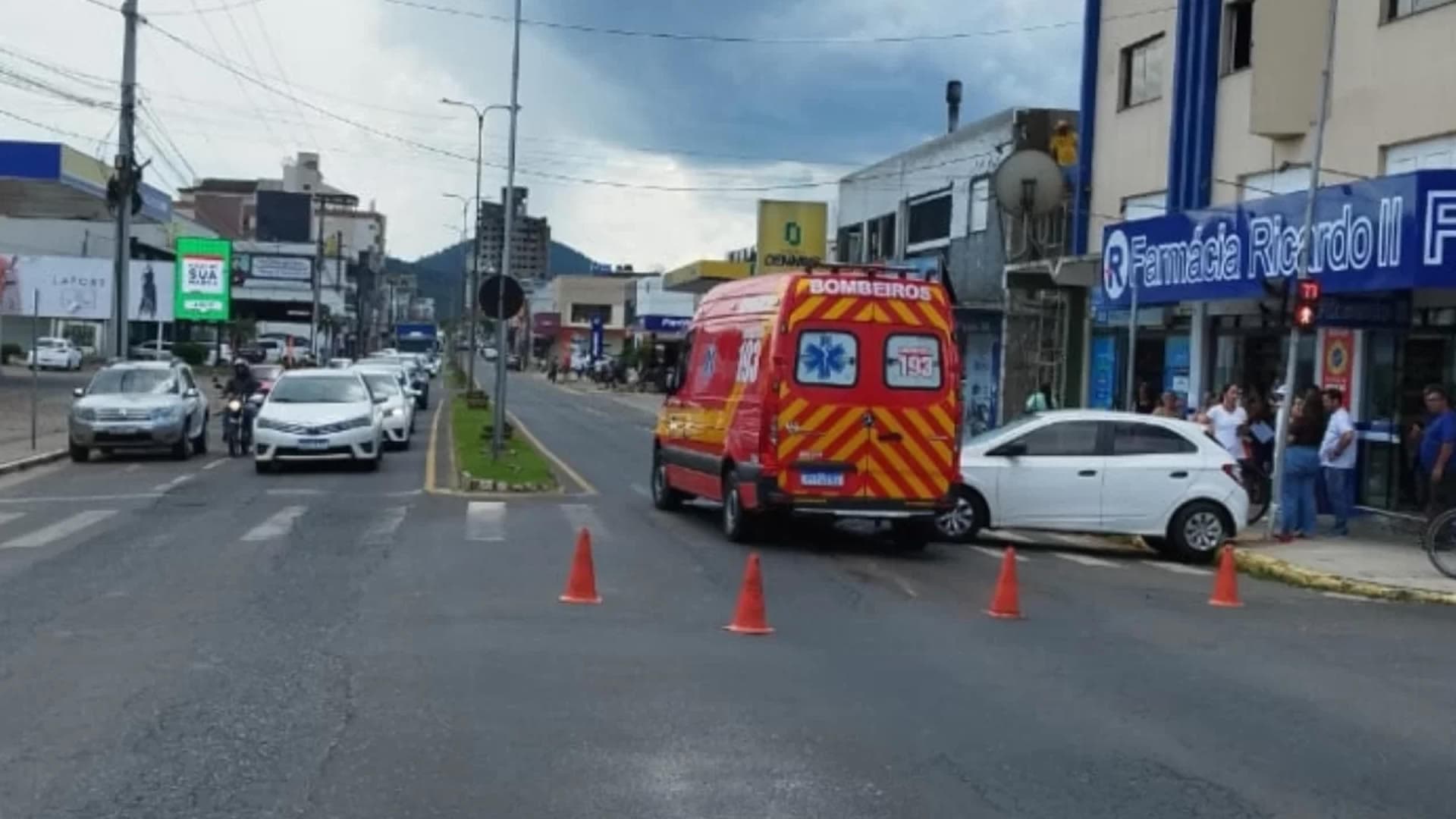 Ambulância se envolve em acidente durante atendimento