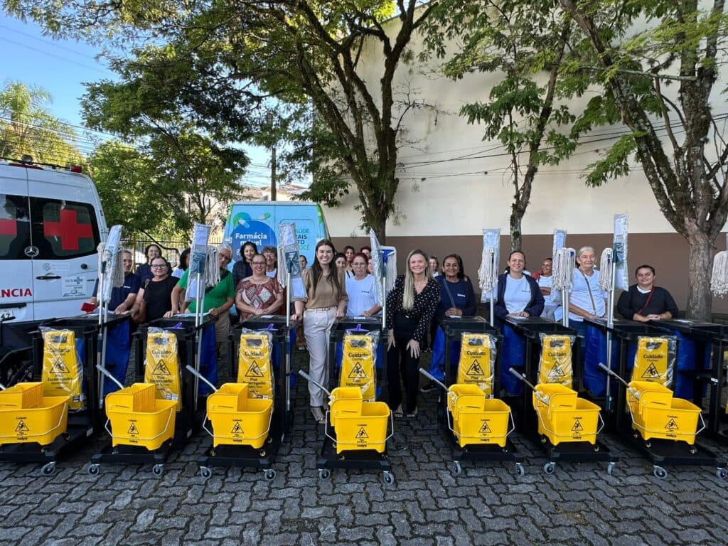 Profissionais de serviços gerais passam por treinamento para reforçar limpeza em postos de saúde