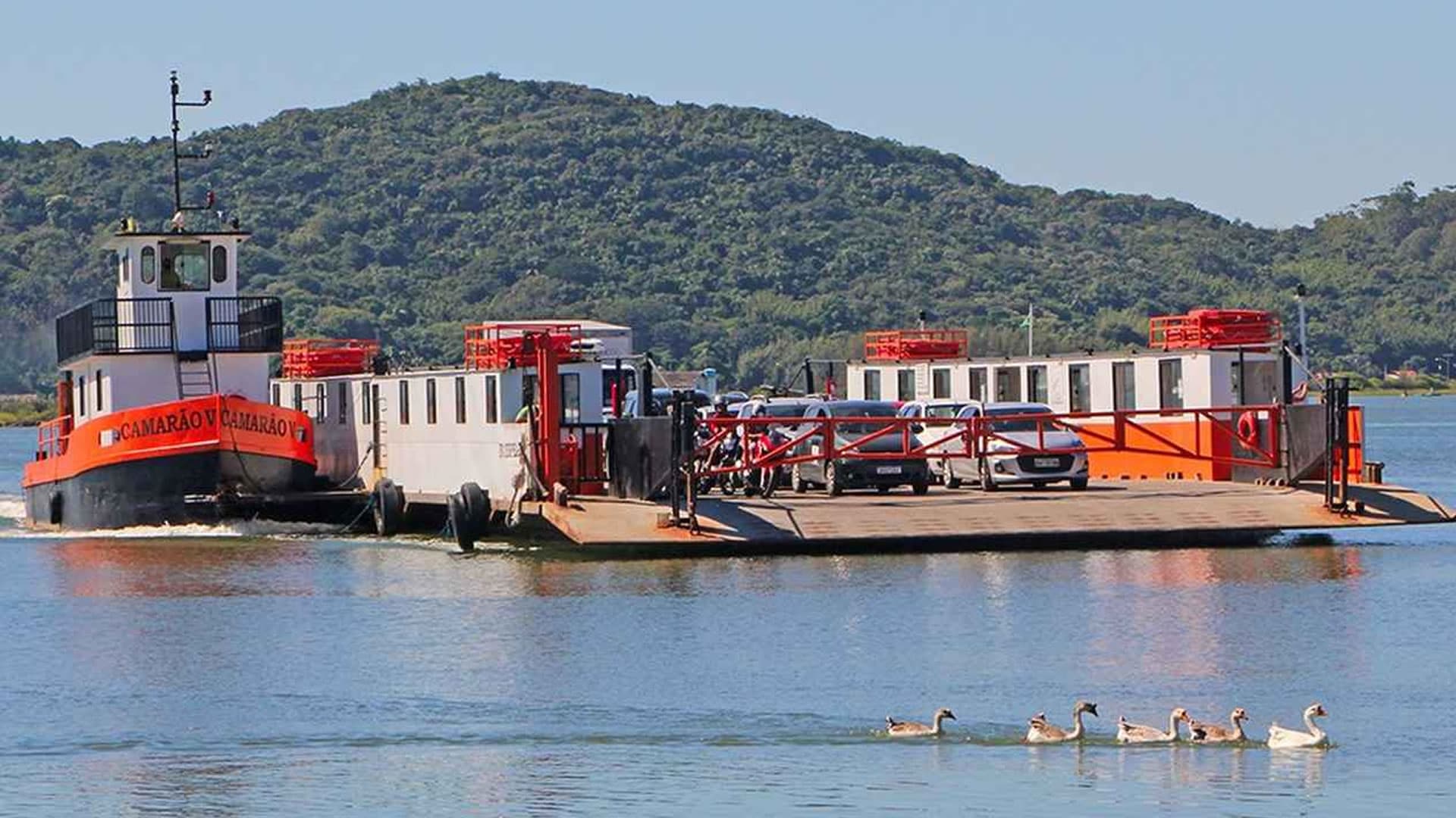 Travessia da balsa em Laguna registra encalhe e atrasos