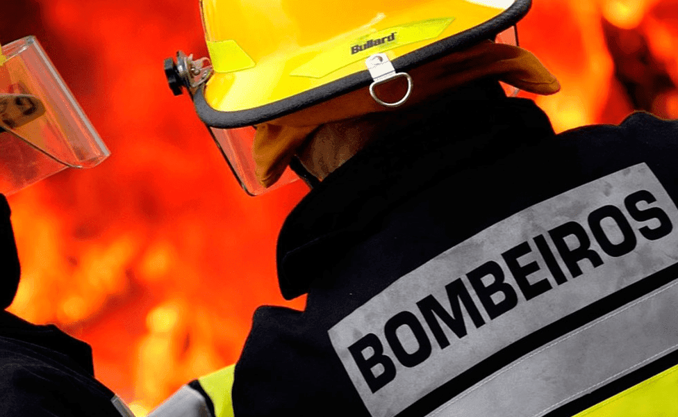 Veículo é incendiado em pátio de empresa