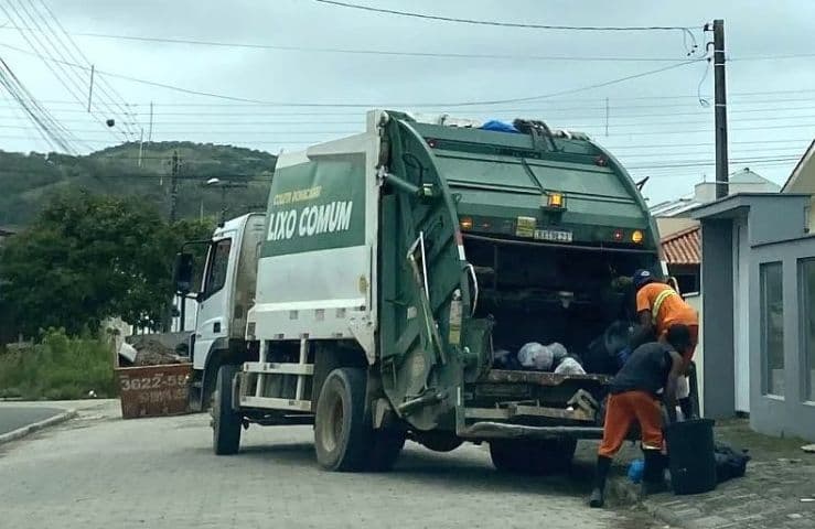 Ex-funcionário retém chaves de caminhões de lixo em protesto contra atrasos salariais