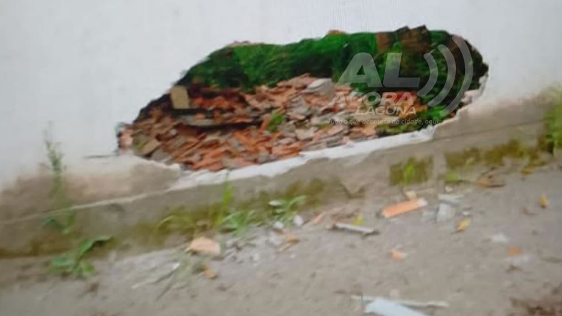 Carro colide e abre buraco em muro de escola