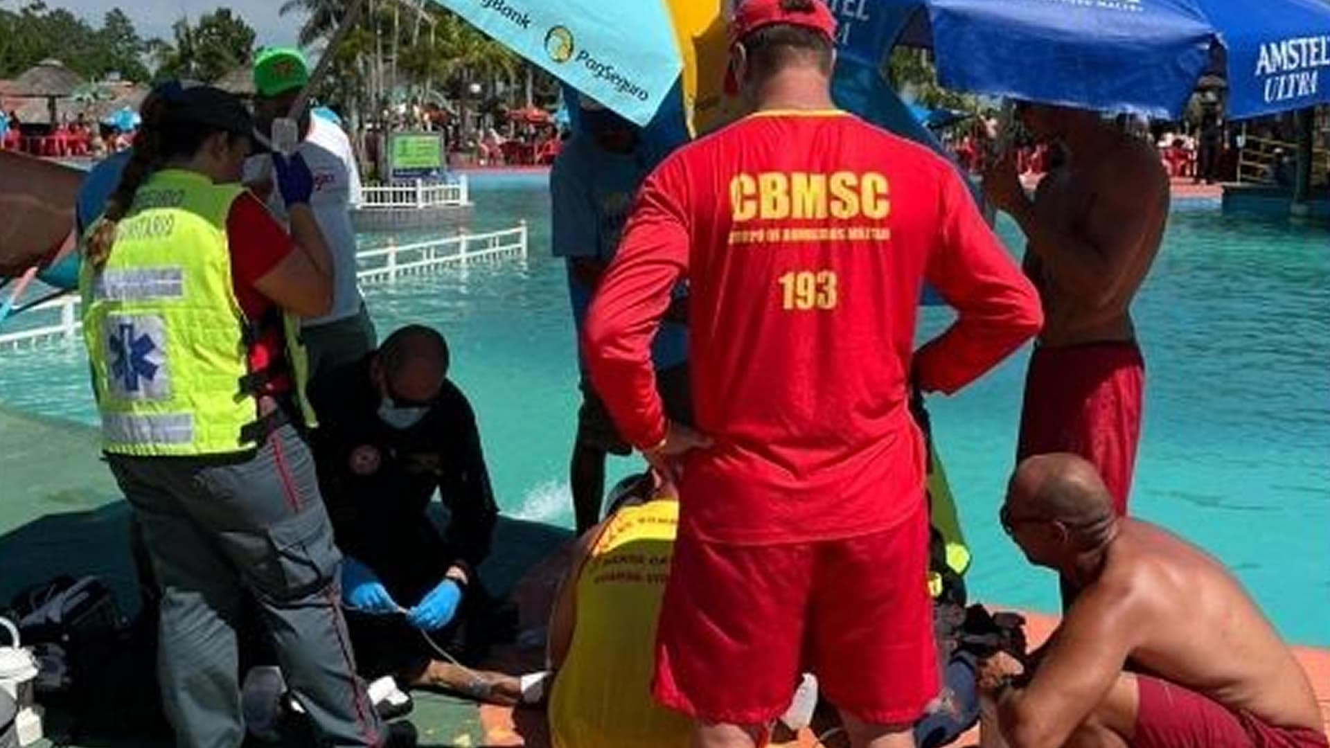 Funcionário de parque aquático morre após cair em piscina