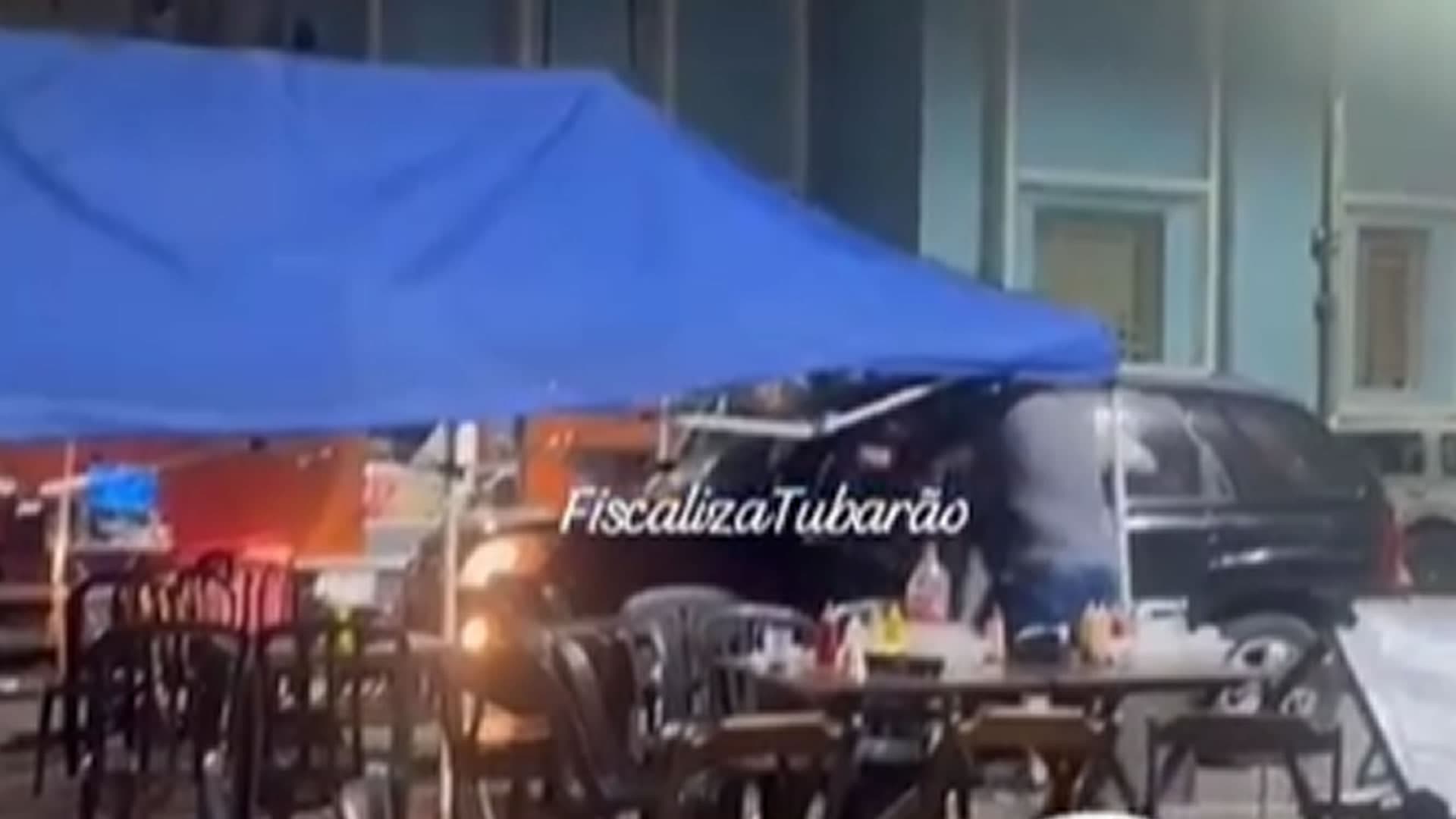 Confusão em food truck termina em agressões e danos no Centro de Tubarão