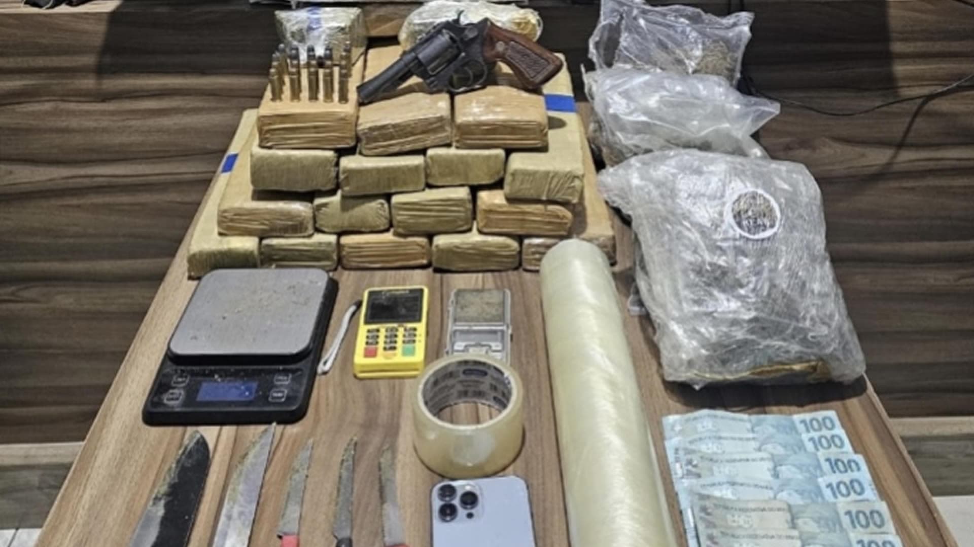 Polícia apreende mais de 19 kg de drogas e arma de fogo na Praia do Rosa