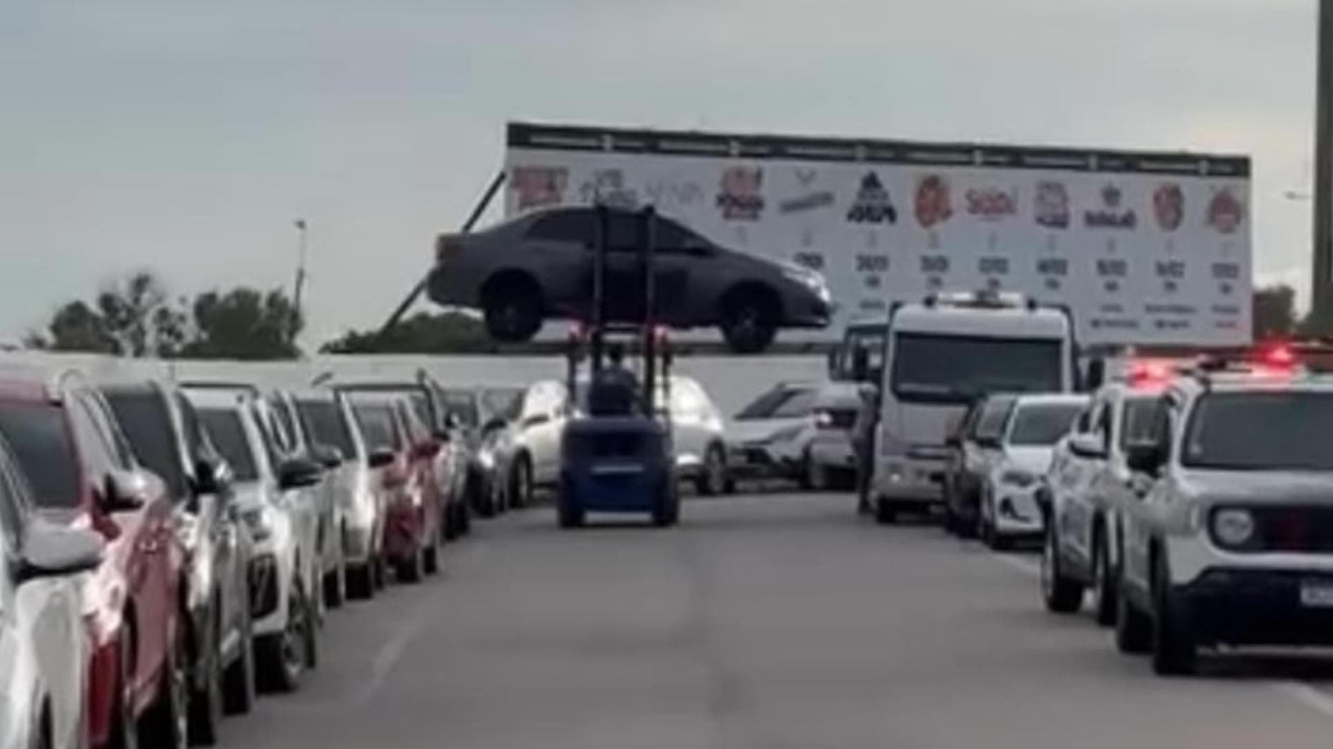 Veículos estacionados sobre ciclovias são removidos com auxílio de empilhadeiras