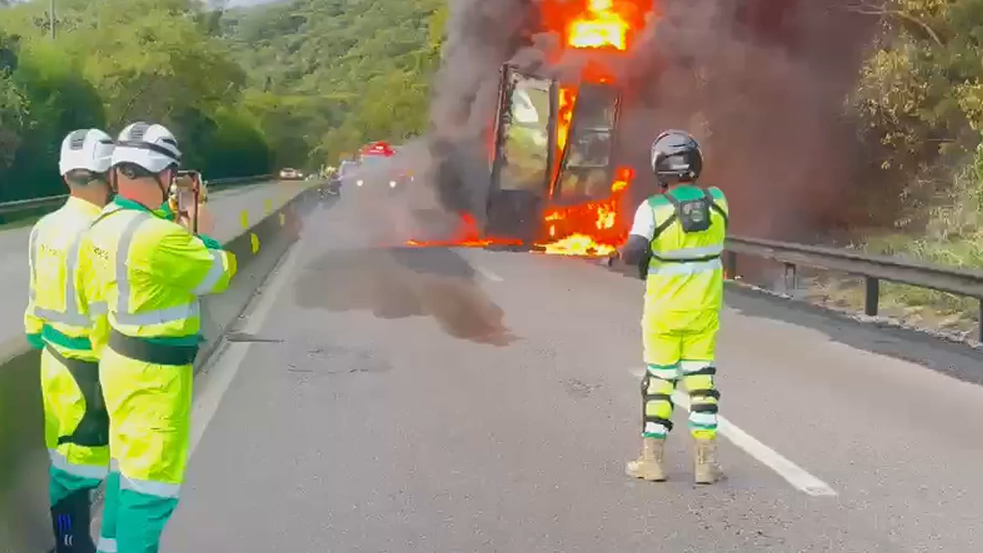 Caminhão de copos descartáveis pega fogo e causa fila no Morro dos Cavalos