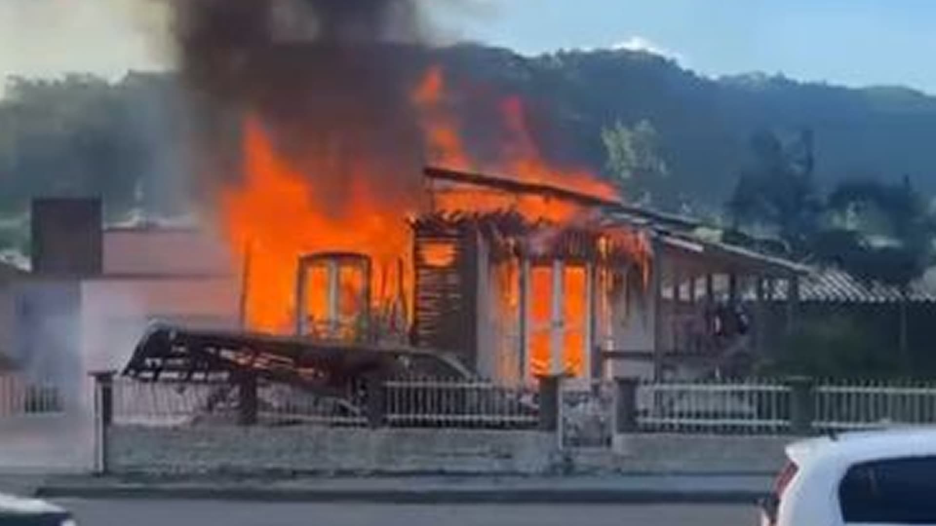 Casa é completamente destruída por incêndio em Treze de Maio