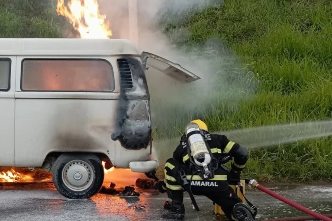 Kombi é atingida por incêndio após sair de posto de combustíveis