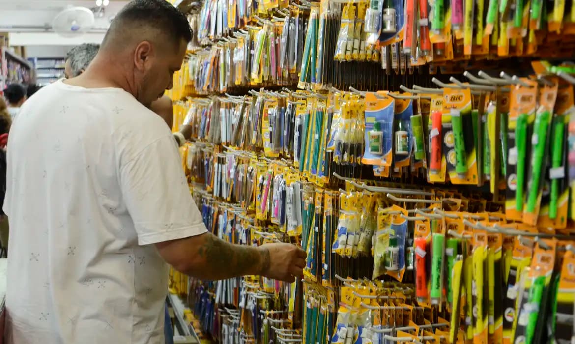 Volta às aulas: 80% dos pais reaproveitam material escolar, revela estudo