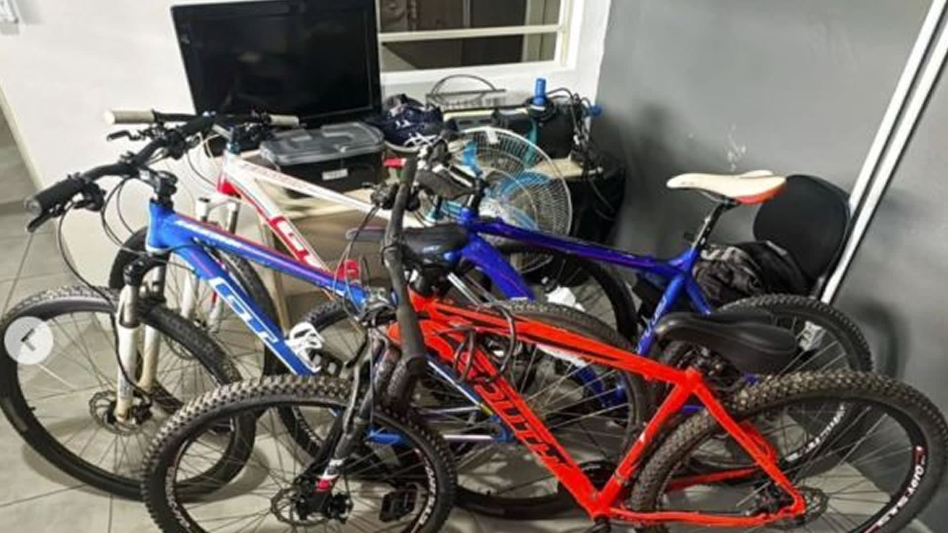 Suspeito é preso e polícia recupera produtos furtados em casa abandonada