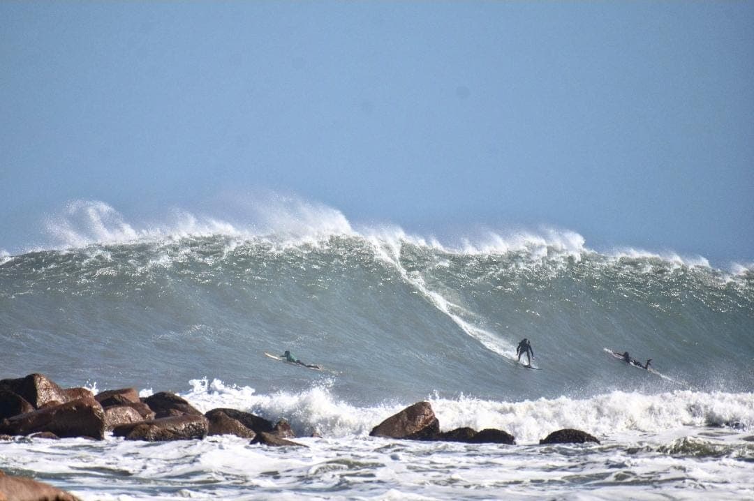 Janela de espera para campeonato de ondas grandes em Laguna segue até fevereiro
