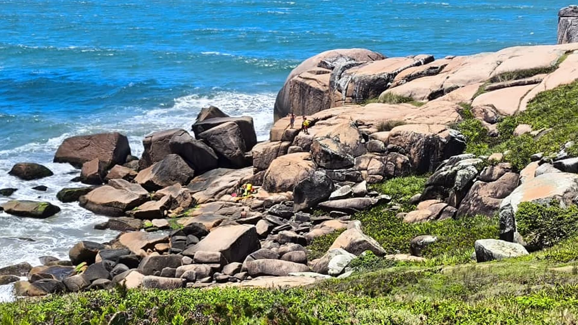 Homem morre após escorregar em costão e se afogar na Pedra do Frade
