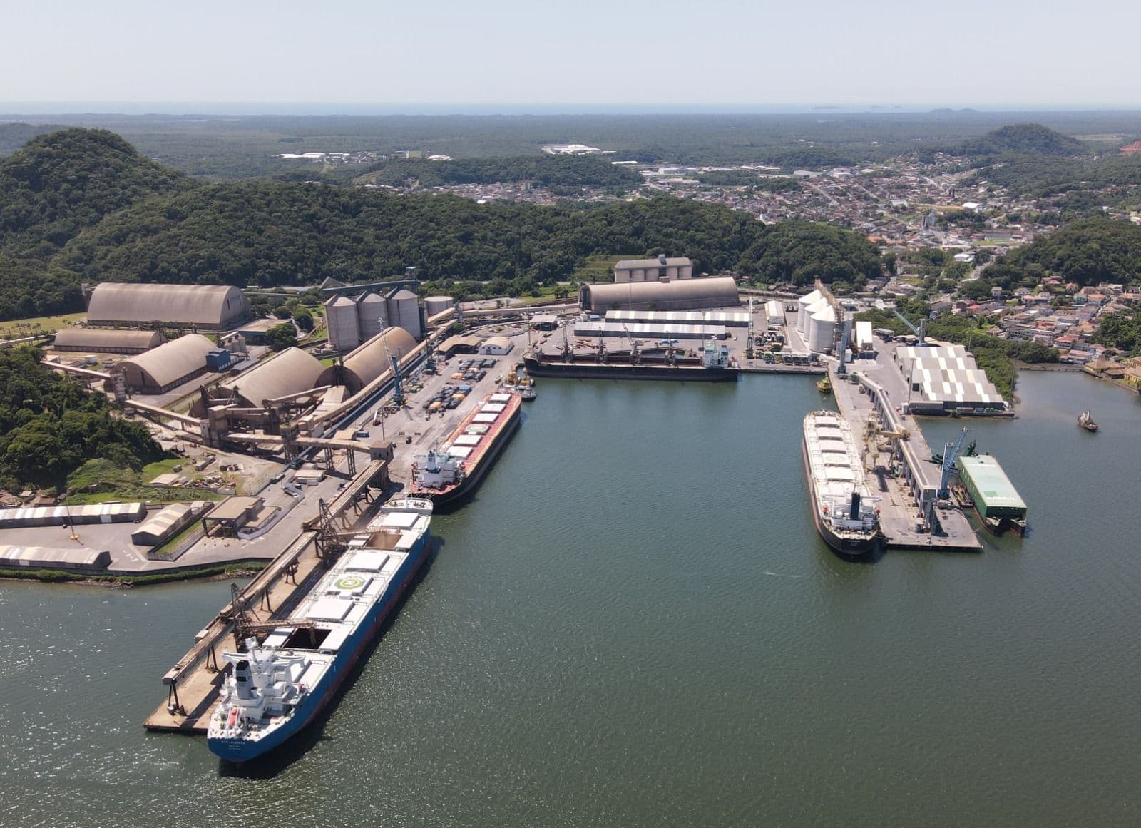 Portos de Santa Catarina movimentam 65,7 milhões de toneladas em 2025