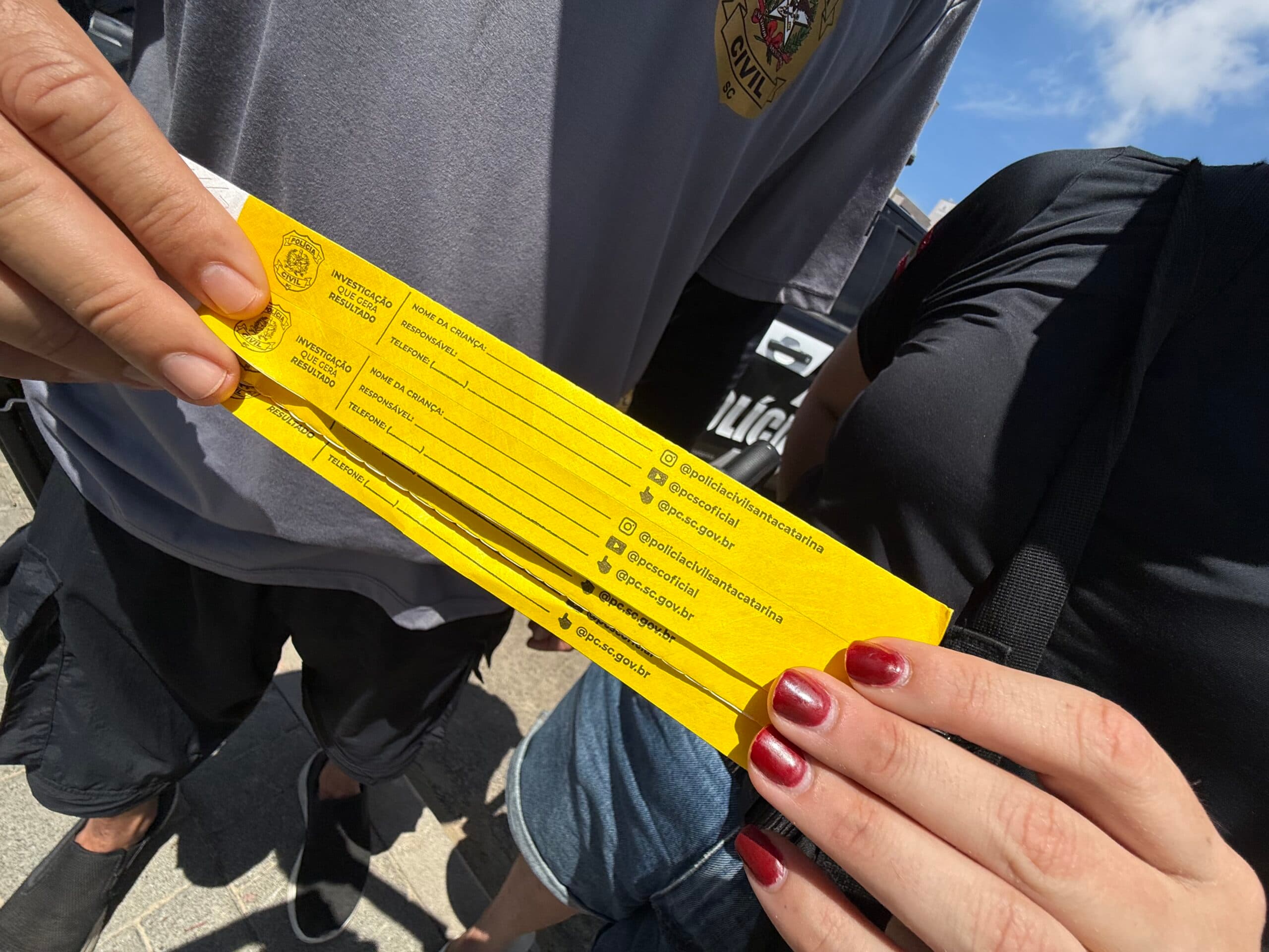 Polícia Civil distribui pulseiras de identificação para crianças nas praias