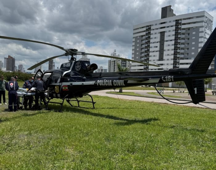 Idoso é resgatado de helicóptero após queda de dois metros de altura