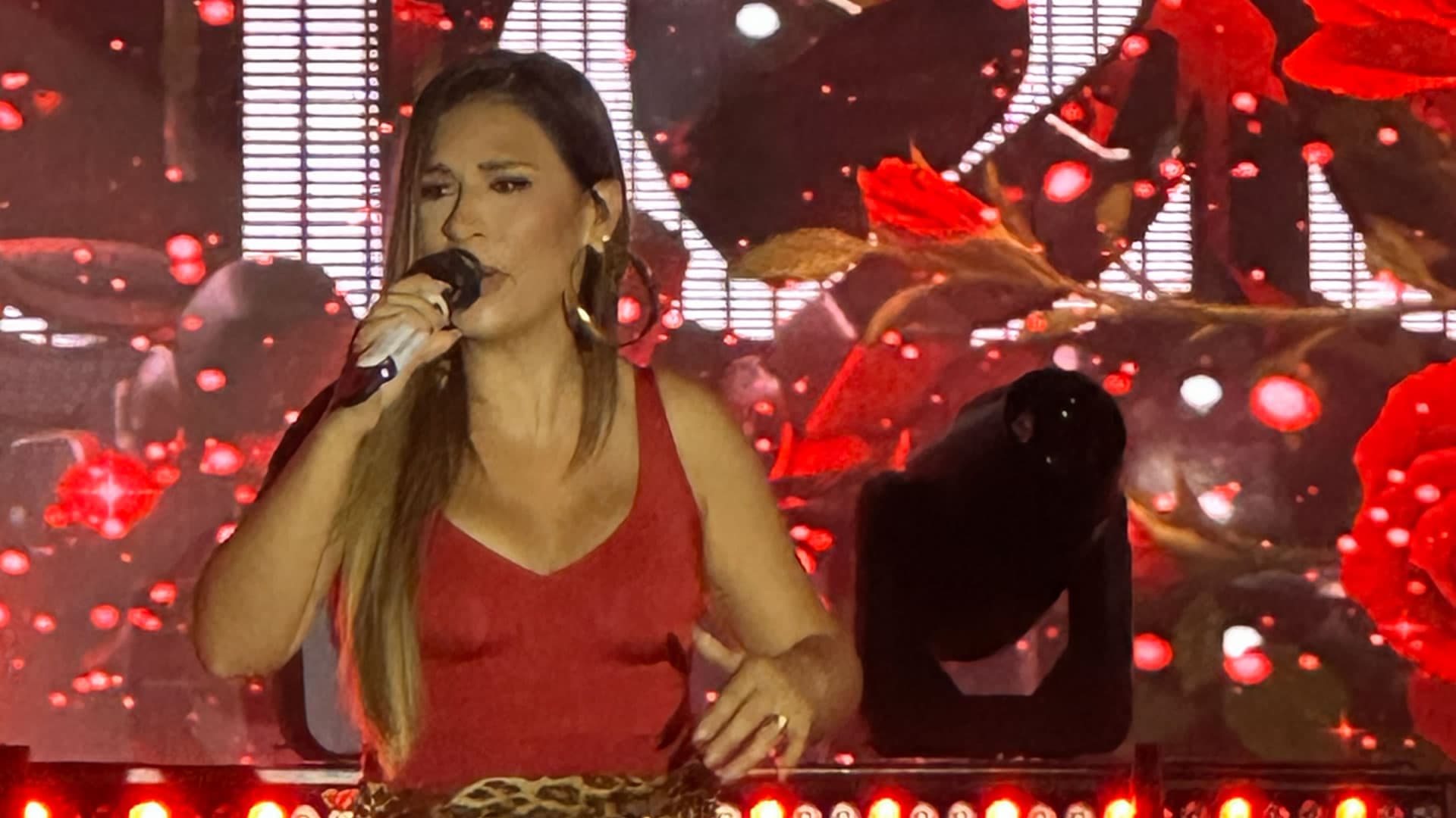 Assista: Simone Mendes dá show de carisma e coloca multidão para cantar em SC