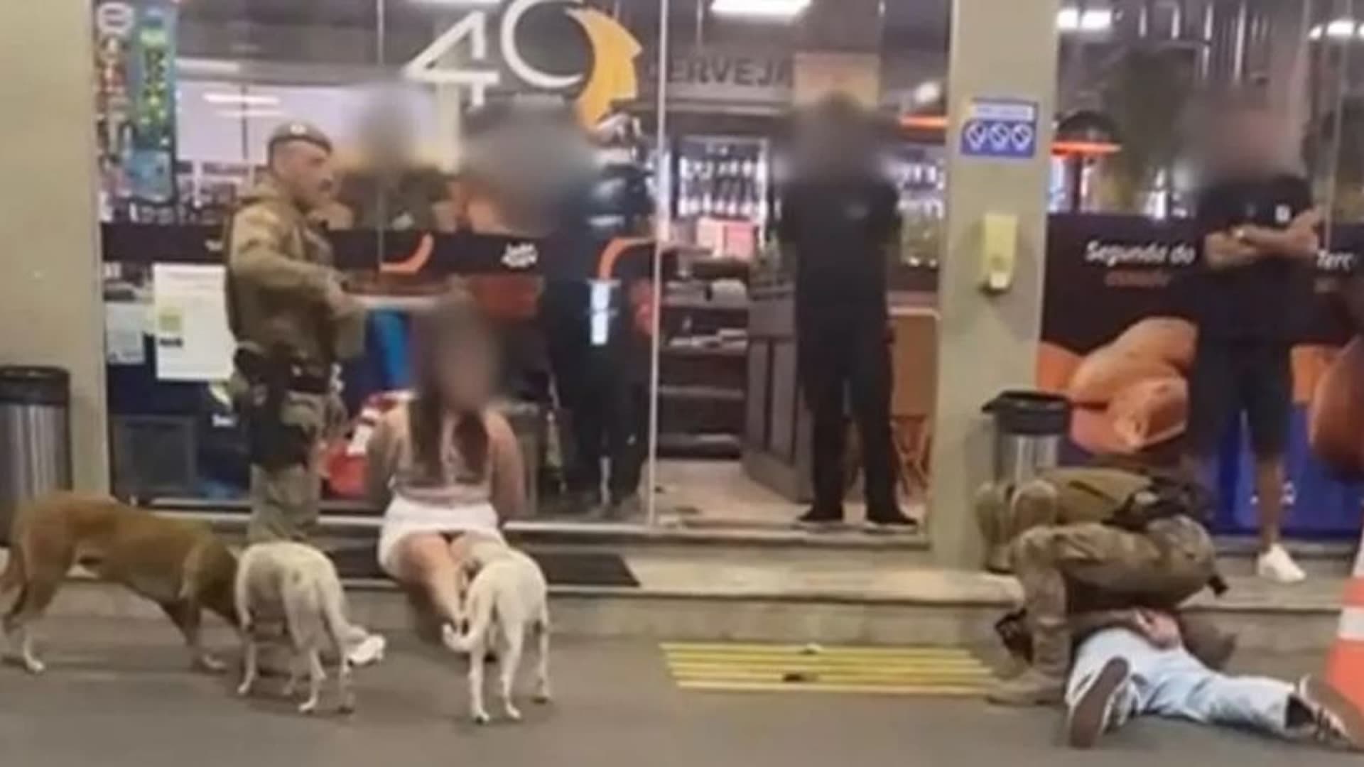 Policial derruba mulher no chão durante abordagem em posto de combustíveis