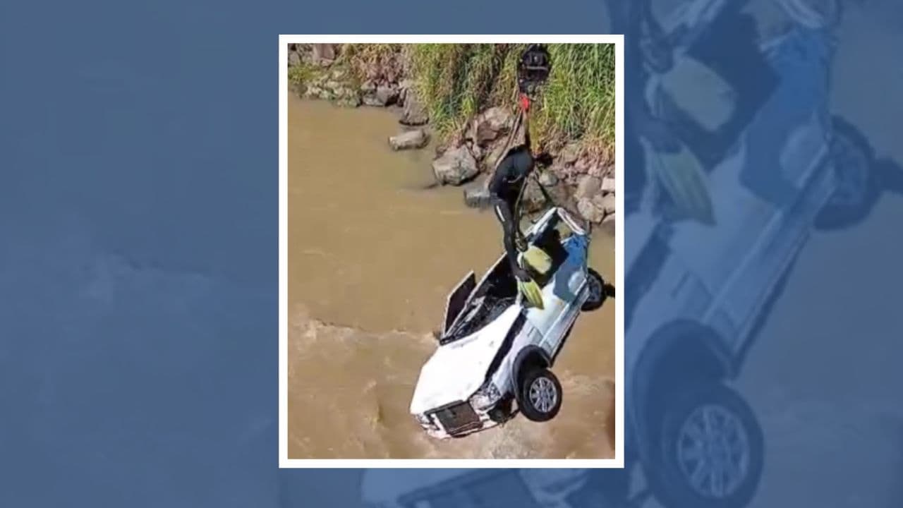 Carro cai no rio duas vezes após tentativa de resgate dar errado