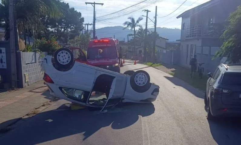 Ford Ka capota após bater em carro estacionado e deixa dois feridos