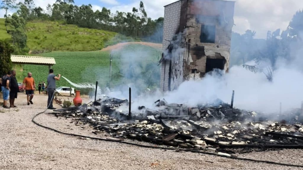 Incêndio destrói residência em Treze de Maio