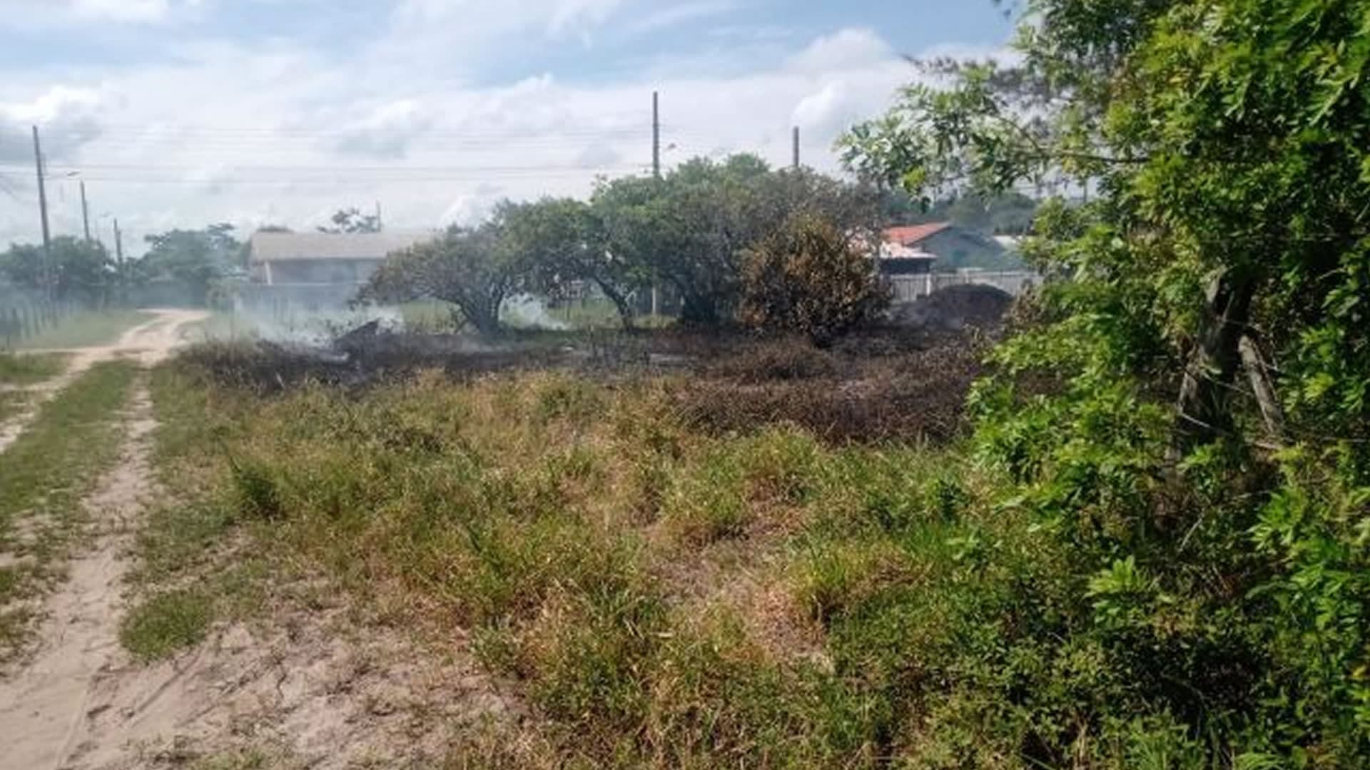 Queima de lixo sai do controle e quase atinge casas no Camacho