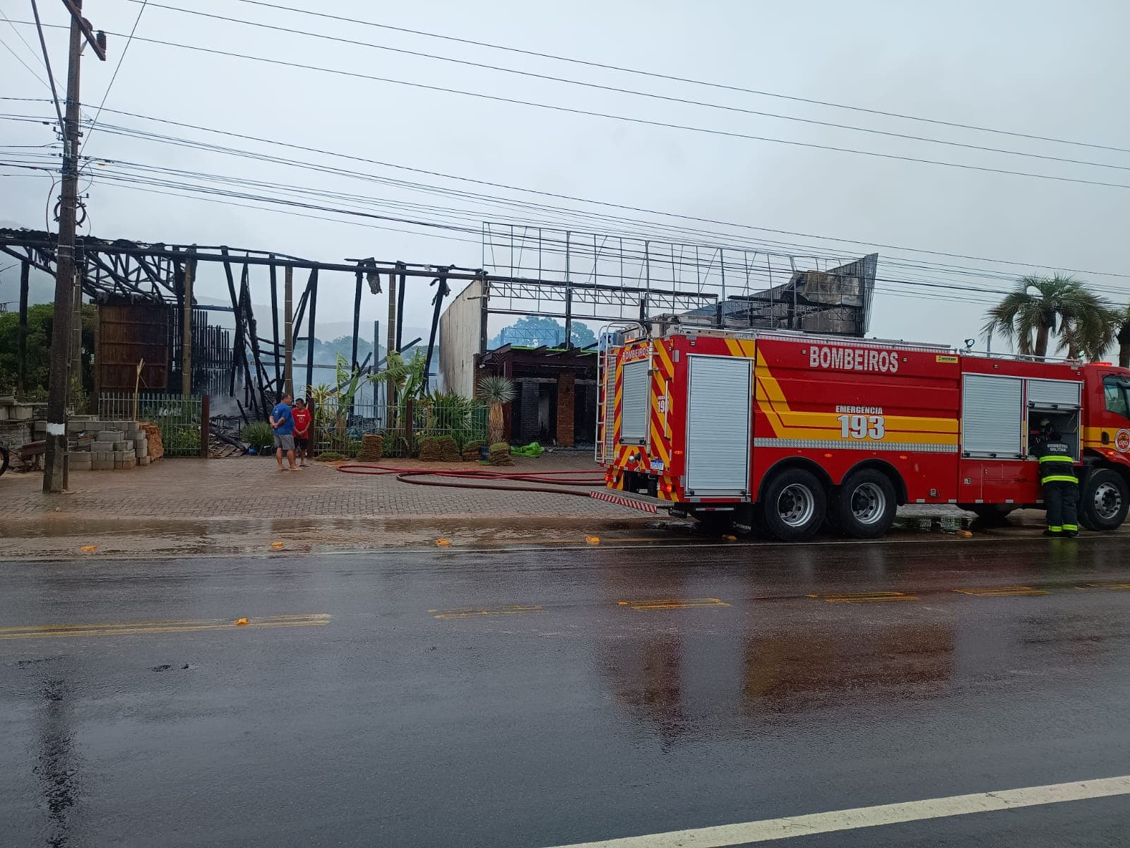 Floricultura é destruída por incêndio às margens da SC-434