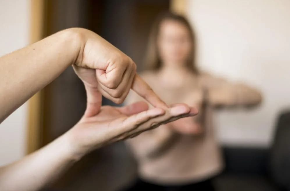 Plataforma oferece curso gratuito de Libras para incentivar inclusão social