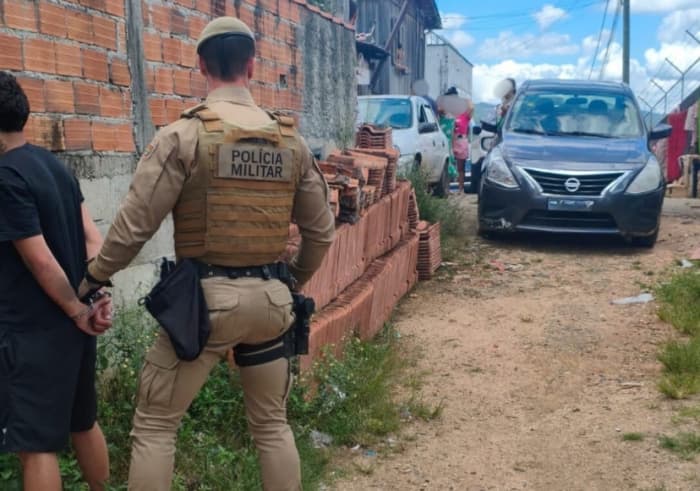 Carro é recuperado após perseguição e cerco em área residencial