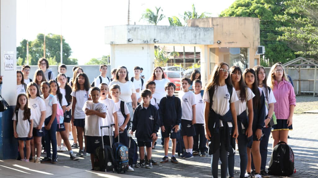 Novos uniformes e mochilas marcam abertura do ano letivo na rede municipal de Tubarão