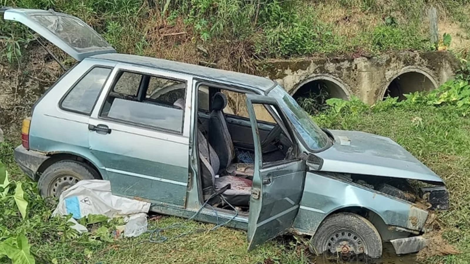 Carro cai em barranco e deixa três feridos na SC-370