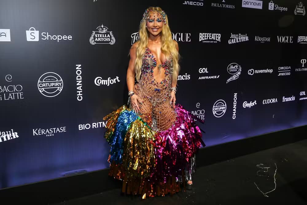 Virginia Fonseca abandona Baile da Vogue após figurino se desfazer no palco