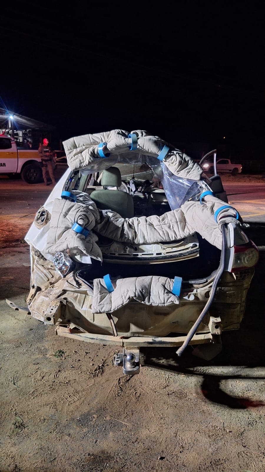 Carro colide contra barranco e árvores e fica com traseira destruída