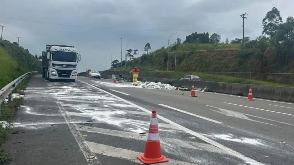 Colisão entre caminhão e picape espalha carga de sal na BR-101