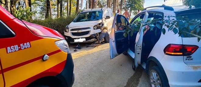 Colisão entre dois veículos deixa idosa, adolescente e criança feridos